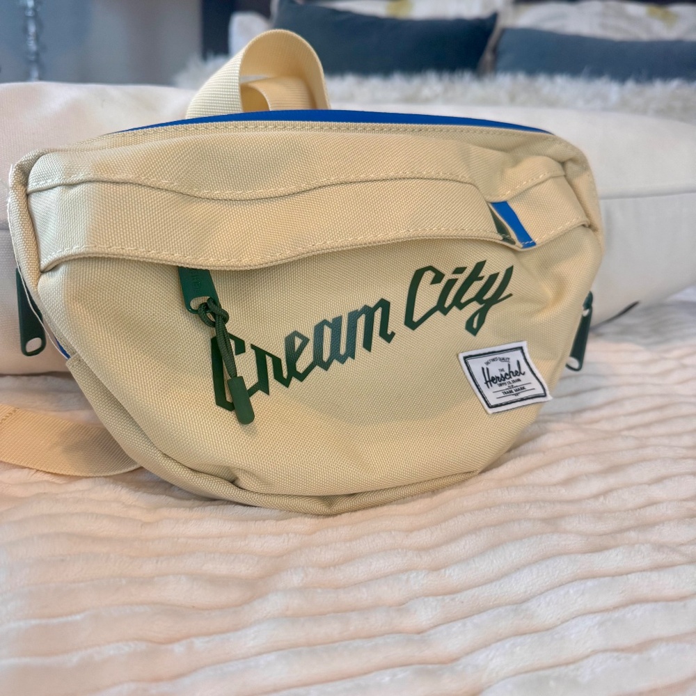 Milwaukee Bucks Herschel Supply Co. 2019/20 City Edition Nineteen Hipsack - Picture 1 of 4